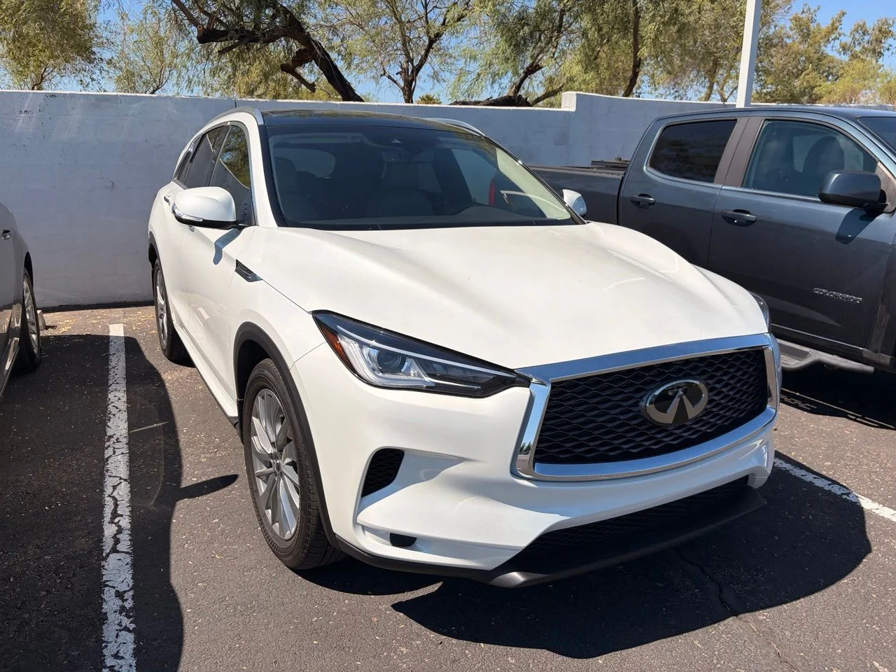 Certified Used 2025 Radiant White INFINITI Luxe image 4