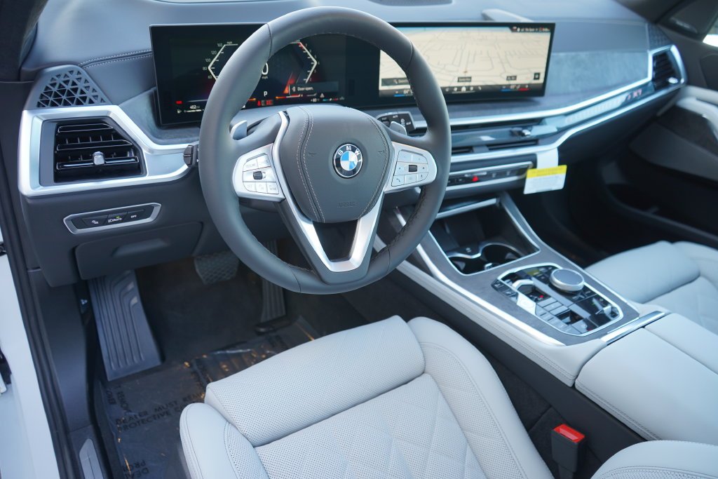 Used 2026 Mineral White Metallic BMW xDrive40i image 13