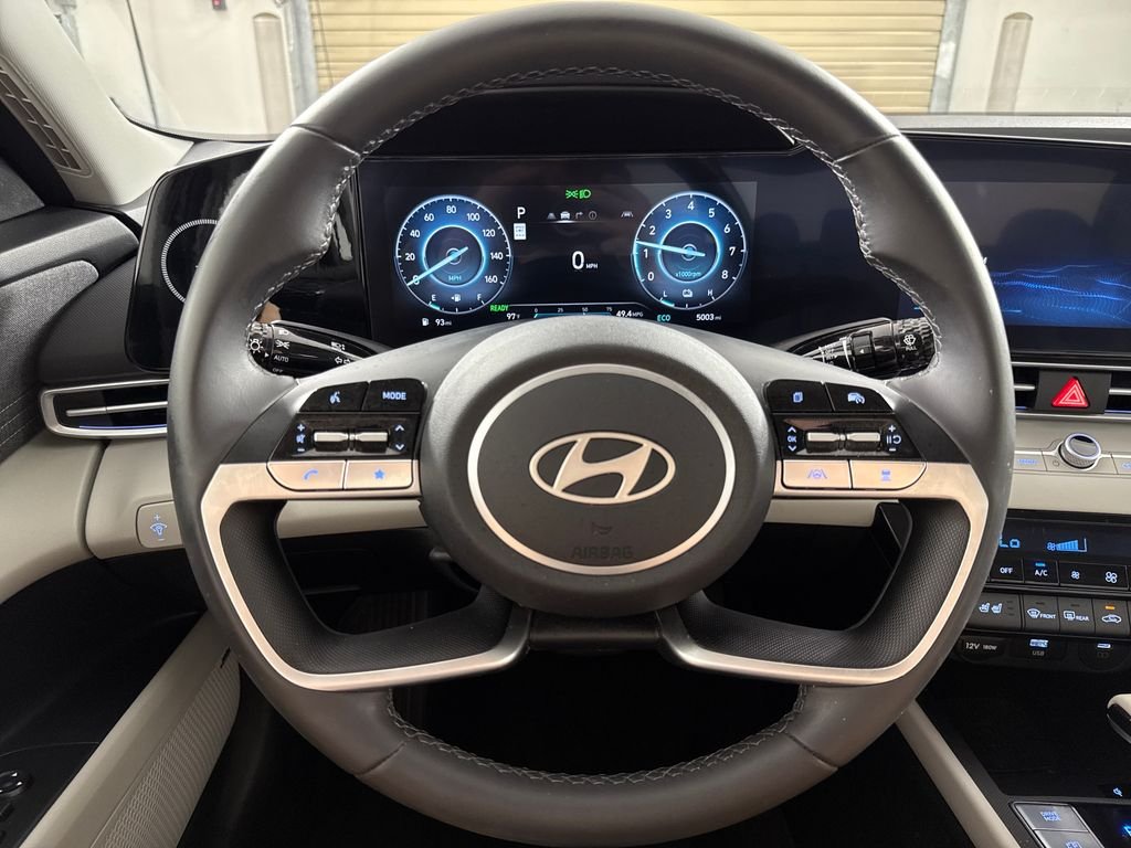 2025 Hyundai Elantra Limited - Photo 16