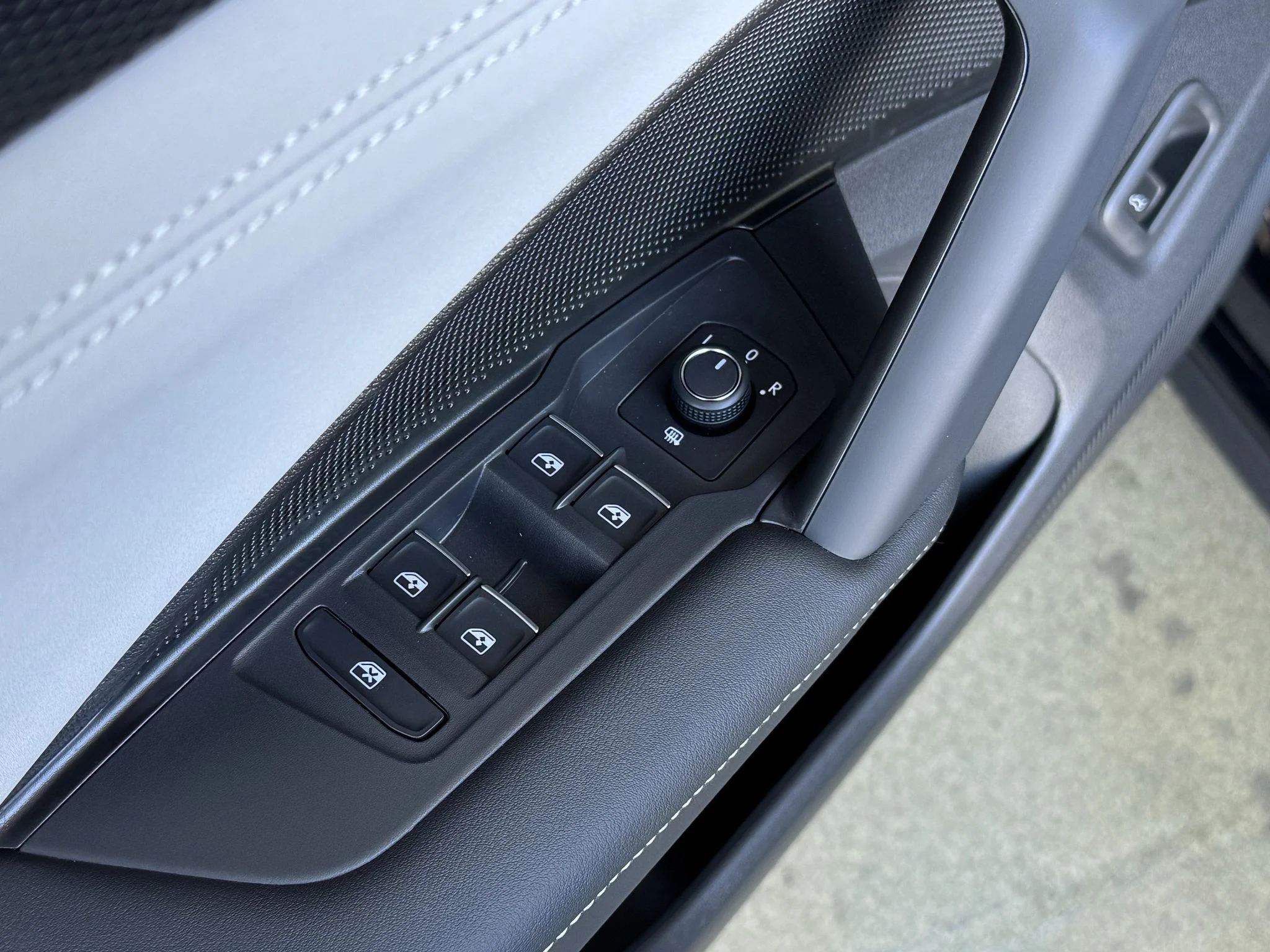 New 2026 Deep Black Pearl Volkswagen SE image 12