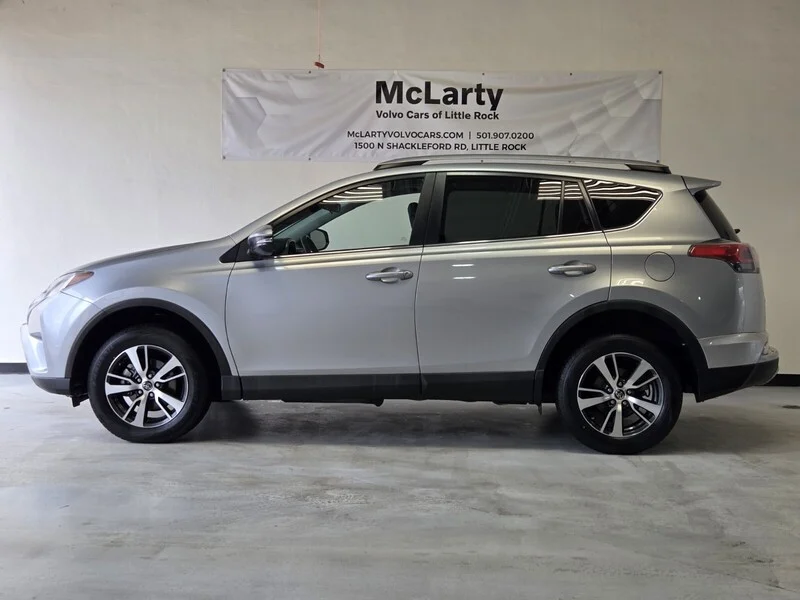 Used 2018 Silver Sky Metallic TOYOTA XLE AWD image 2