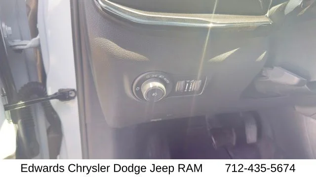 New 2026 White Jeep Latitude image 17