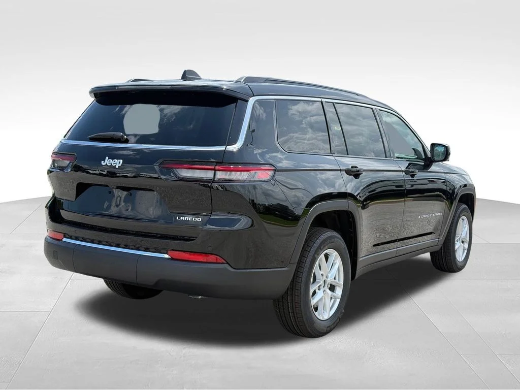 New 2026 Diamond Black Crystal Pearl-Coat Exterior Paint Jeep Laredo image 6