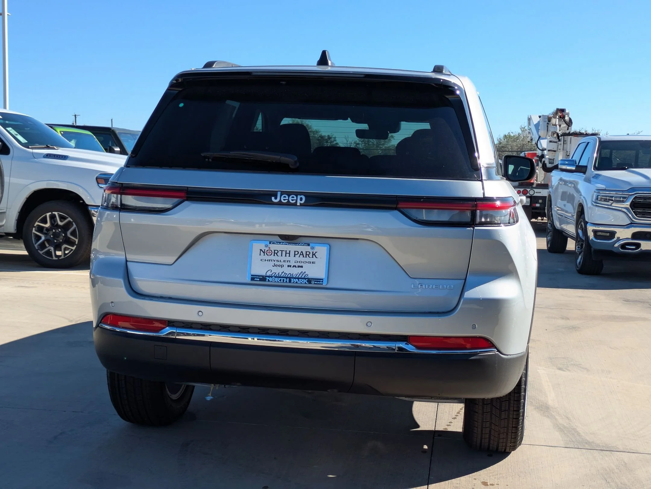New 2025 Silver Zynith Exterior Paint Jeep Laredo X image 4