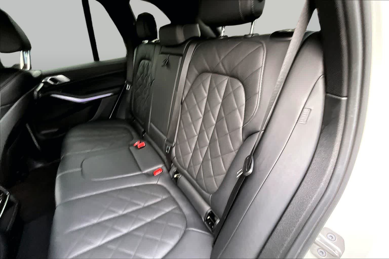 Used 2023 Alpine White BMW sDrive40i image 21