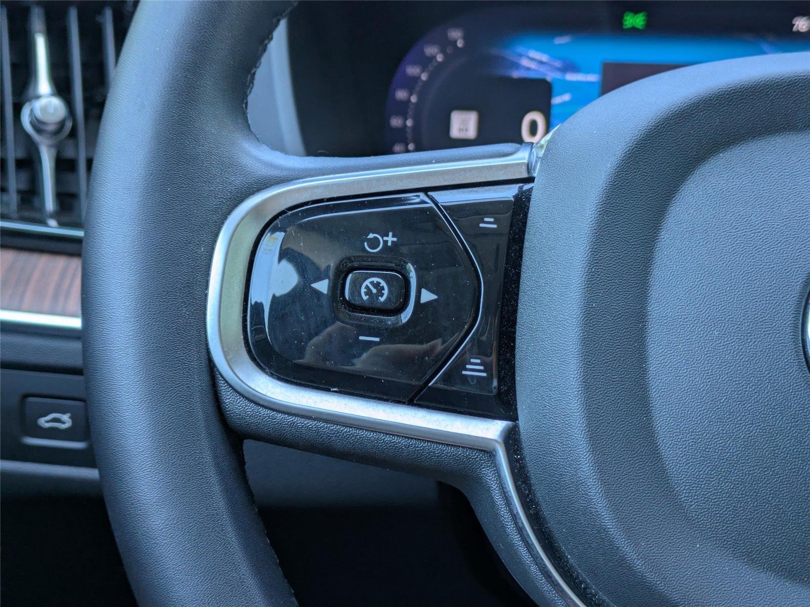 Used 2024 Vapour Grey Metallic Volvo Plus Dark Theme image 29