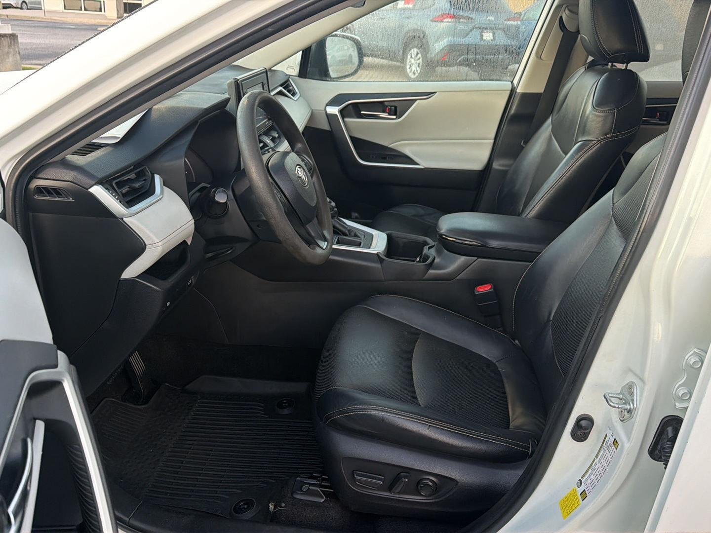 Used 2022 White Toyota XLE image 10