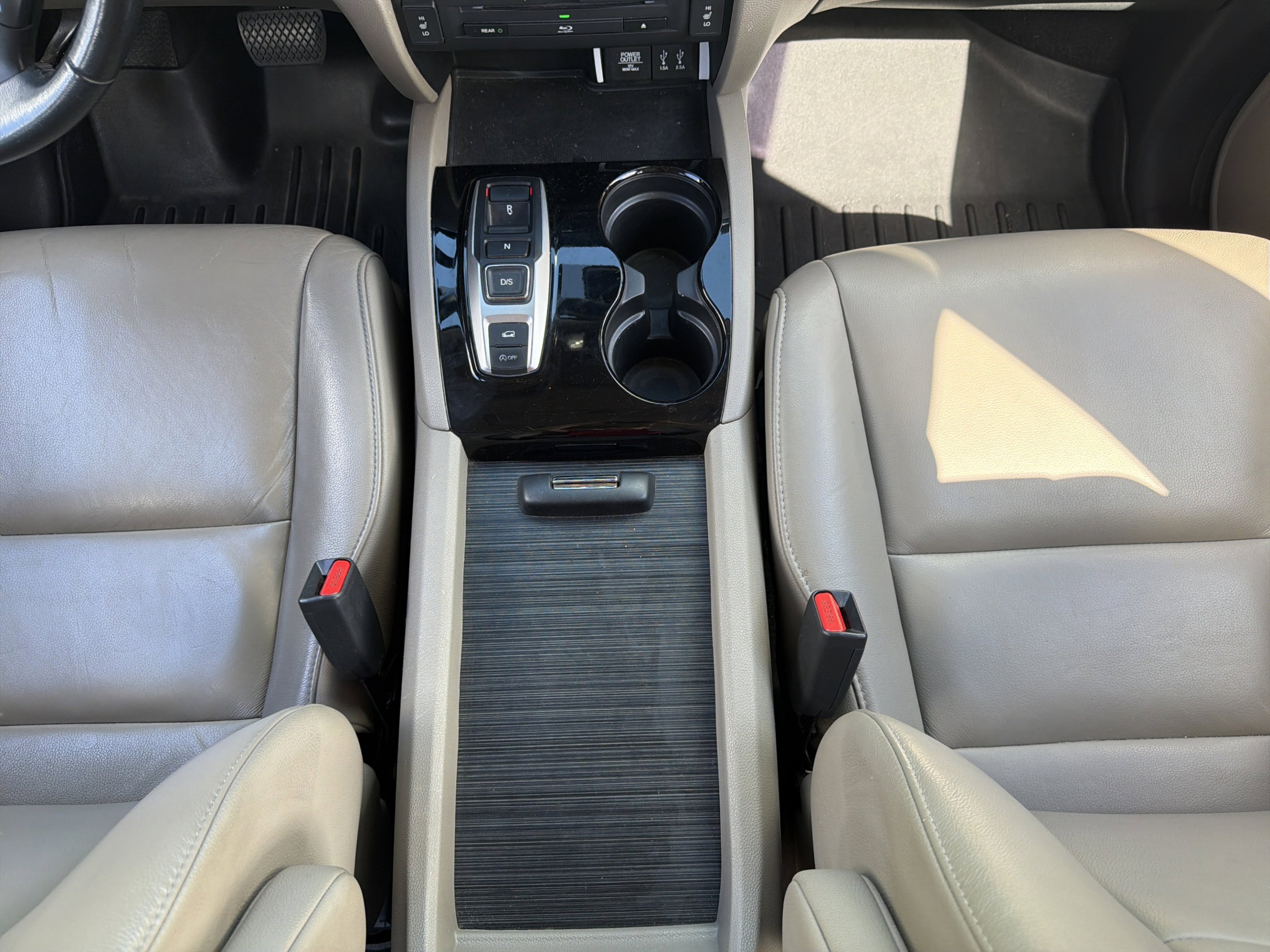 Used 2016 White Diamond Pearl Honda Touring image 11