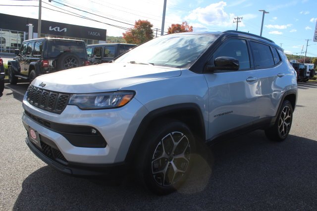 Used 2025 Silver Jeep Limited image 2