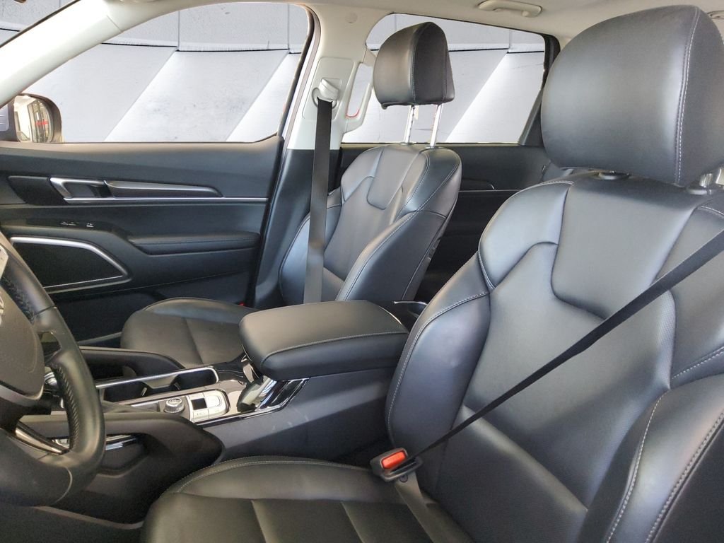 Used 2025 Silver Kia S image 8