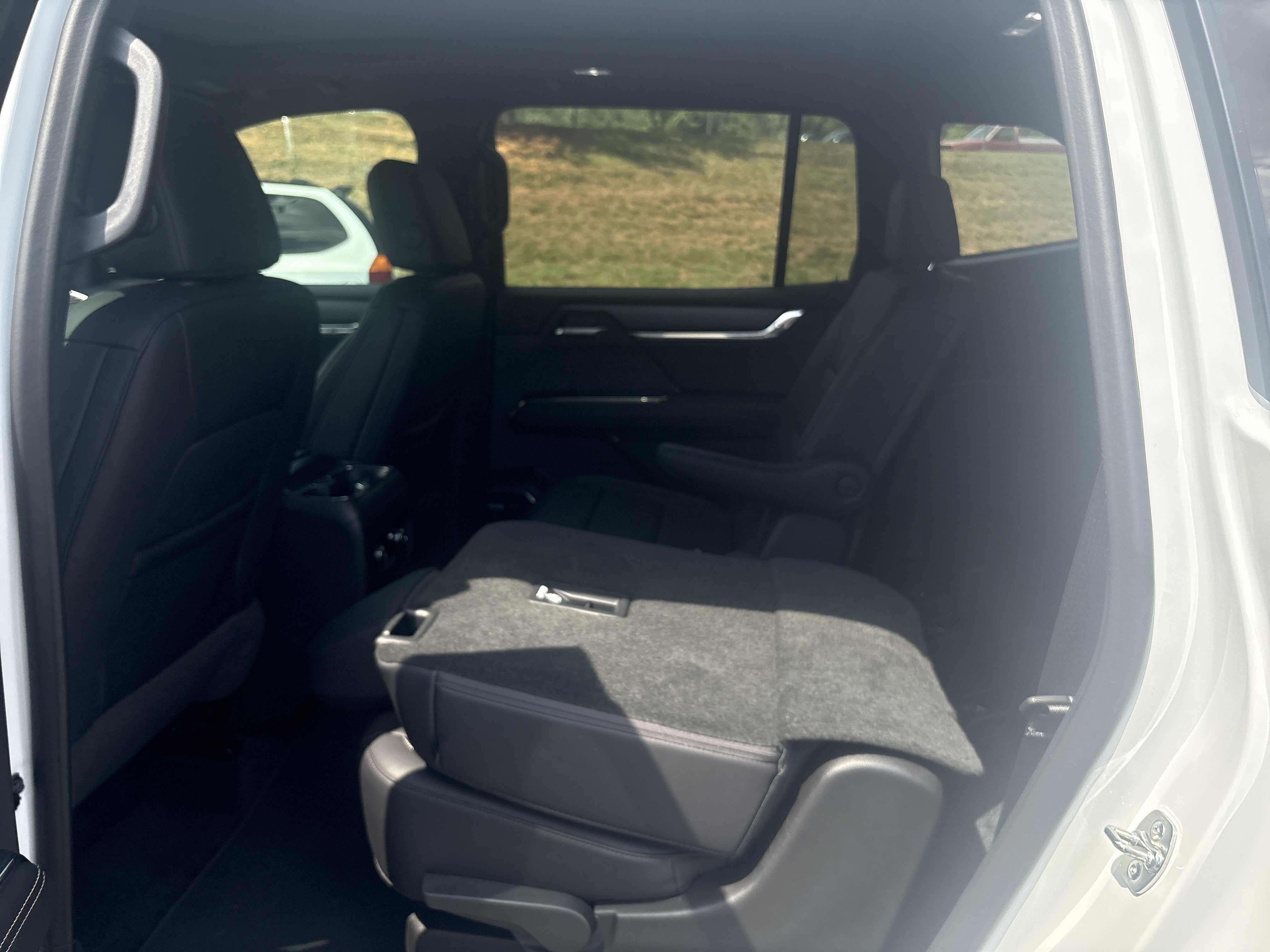 Used 2024 Summit White GMC FWD Elevation image 21