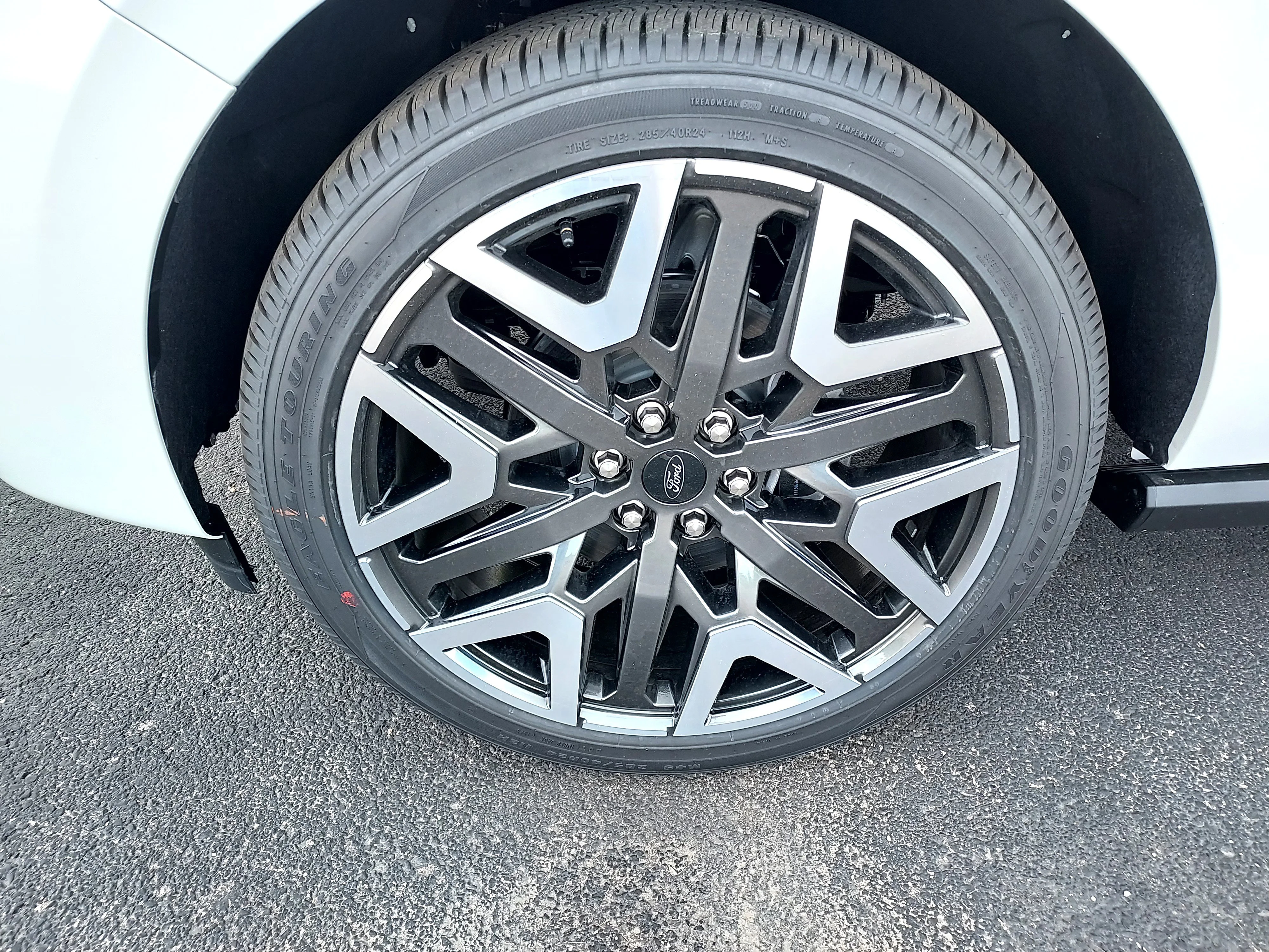 New 2026 Star White Metallic Tri-Coat Ford Platinum image 2