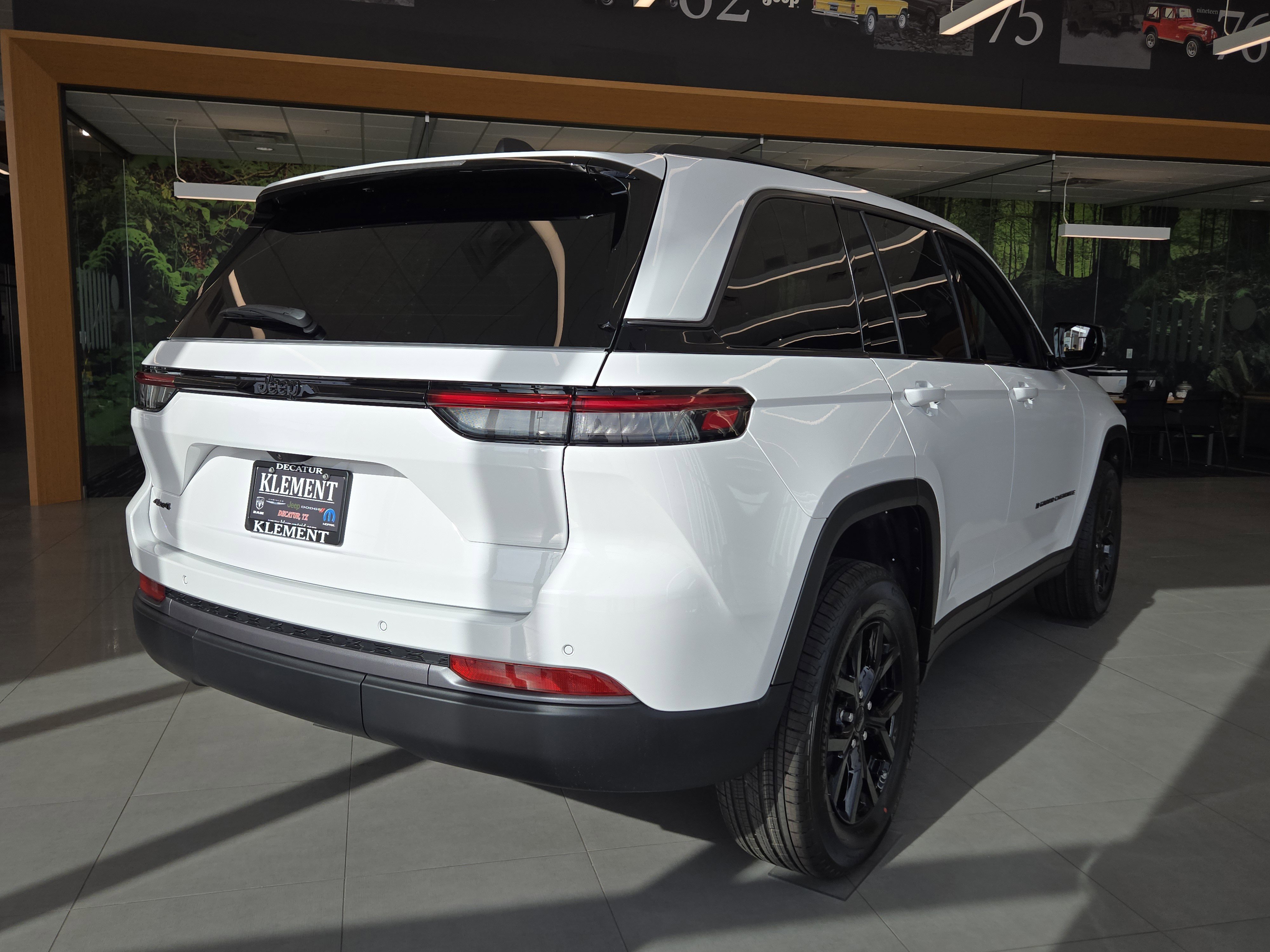 New 2026 Bright White Clear-Coat Exterior Paint Jeep Laredo Altitude image 5