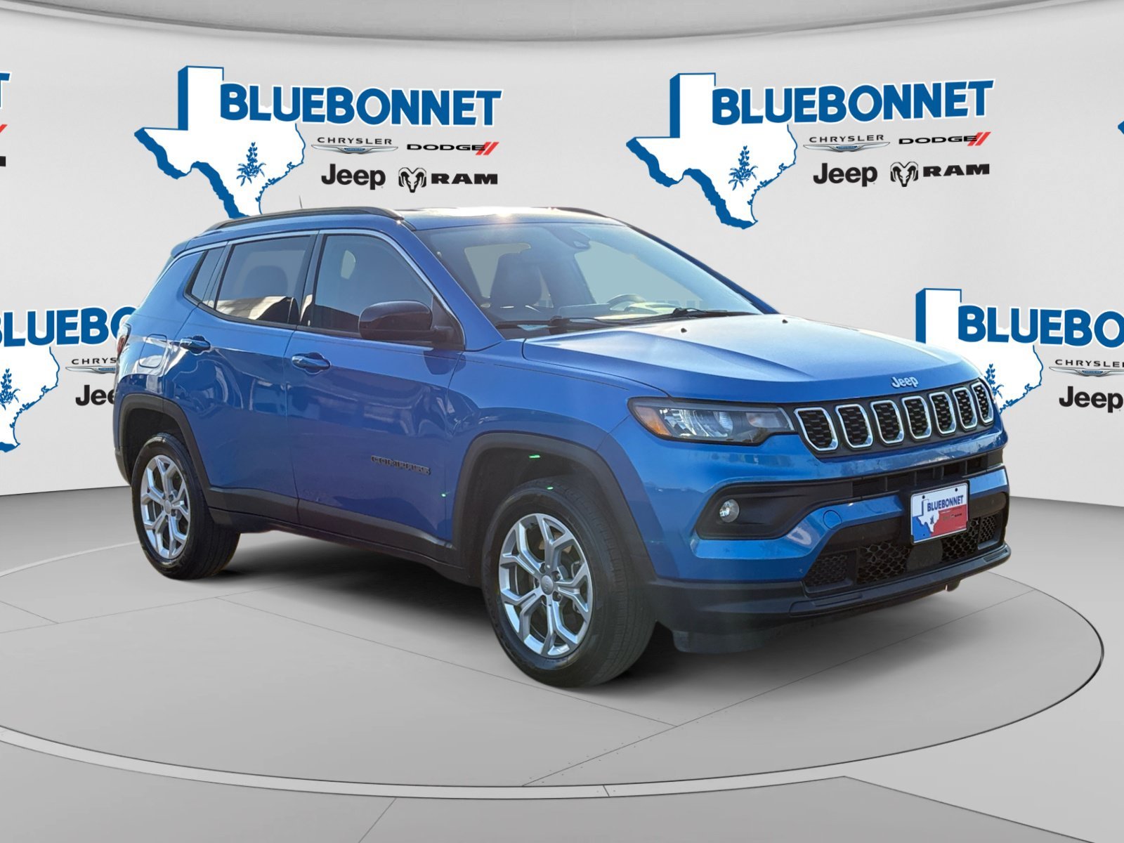 Used 2024 Hydro Blue Pearlcoat Jeep Latitude image 3