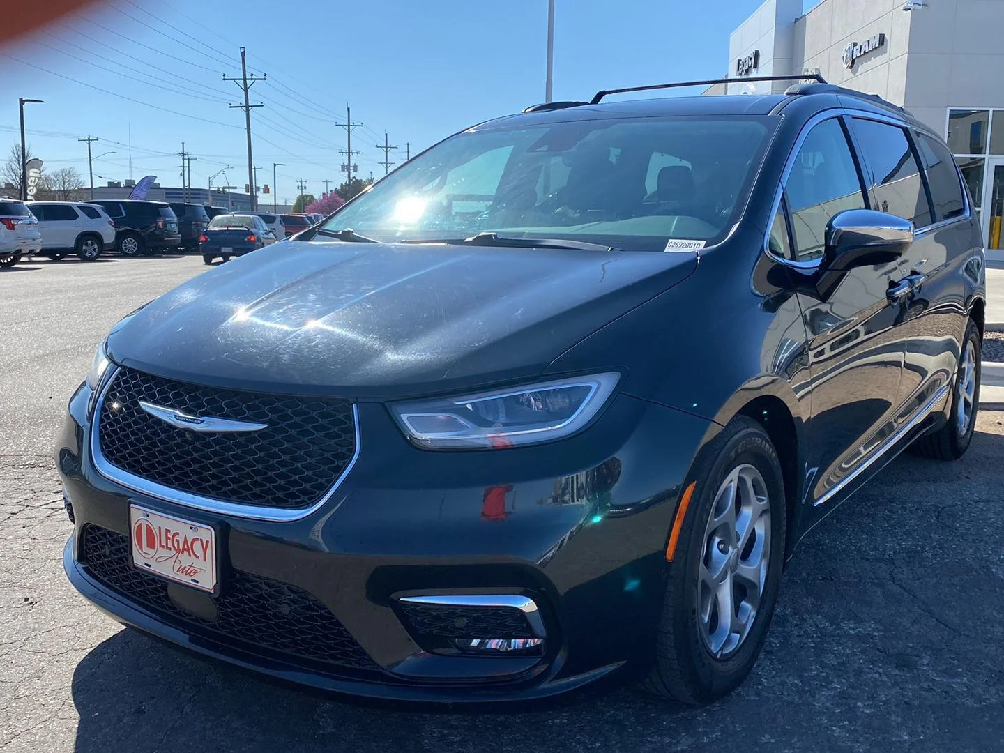 2022 Chrysler Pacifica Limited's photo