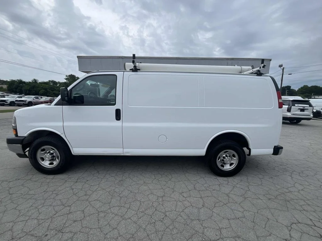Used 2020 SUMMIT WHITE Chevrolet RWD 2500 Regular Wheelbase WT image 4