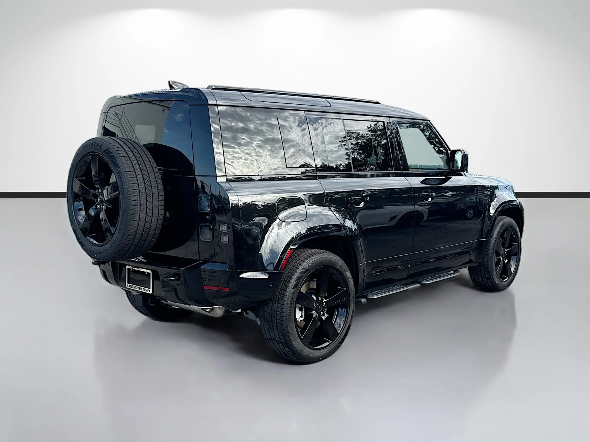 New 2026 Santorini Black Metallic Land Rover X-Dynamic SE image 5