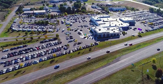 Used 2022 White Ford SE image 3