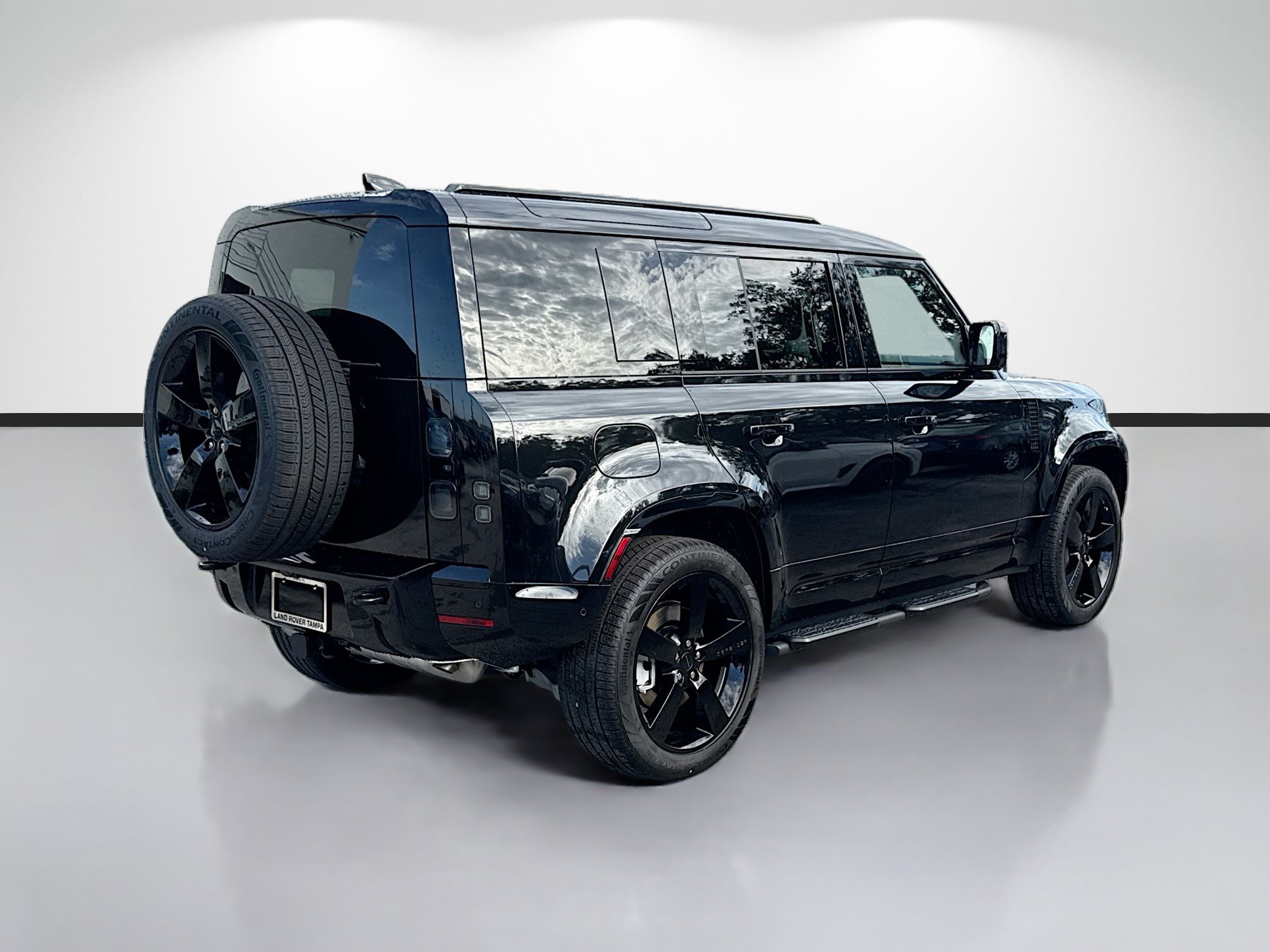 New 2026 Santorini Black Land Rover X-Dynamic SE image 5