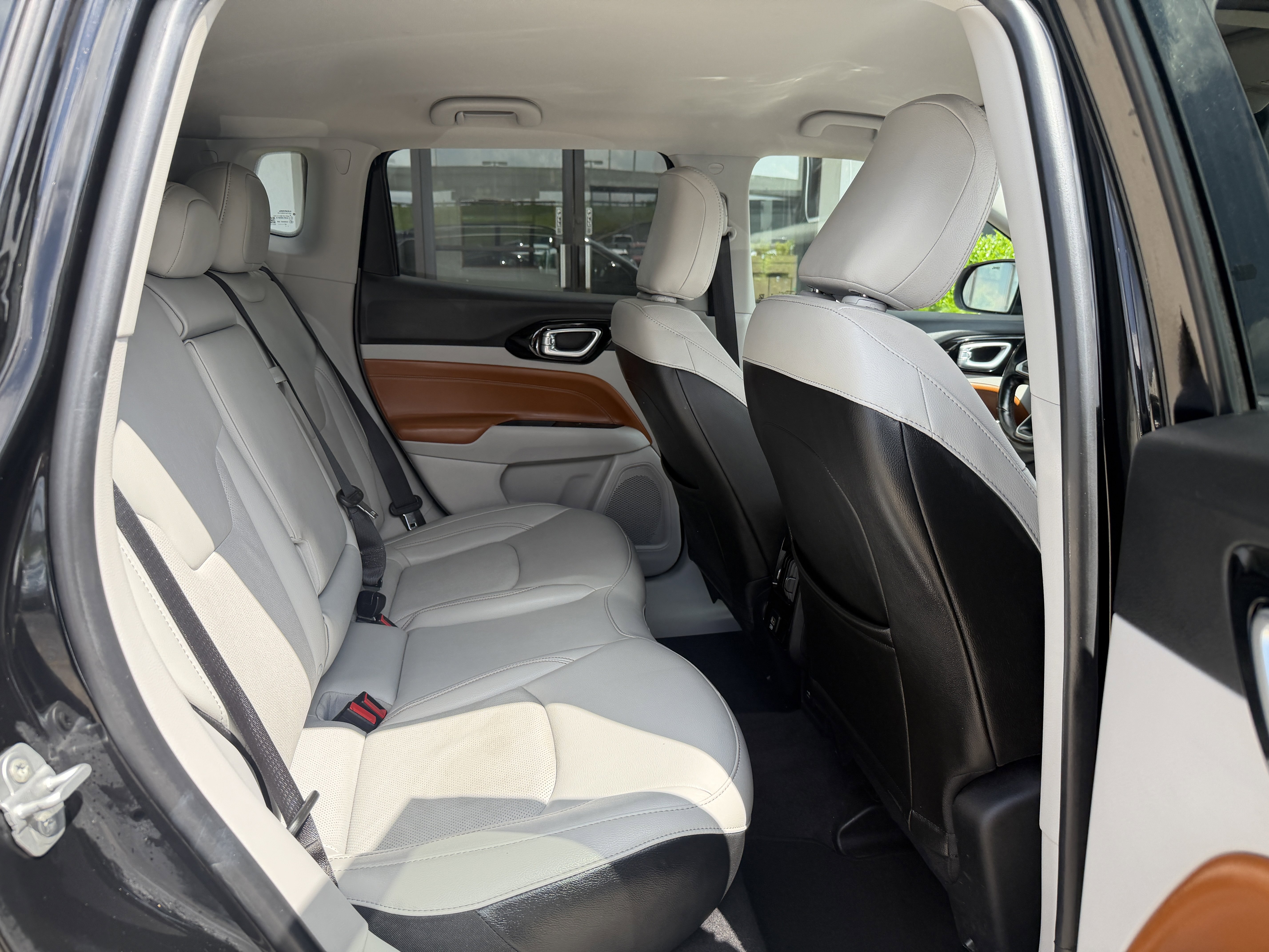 Used 2022 Diamond Black Crystal Pearlcoat Jeep Limited image 25