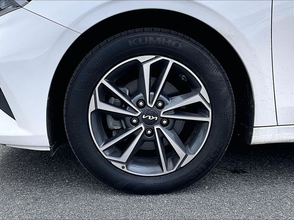 Used 2024 Snow White Pearl Kia LXS image 7