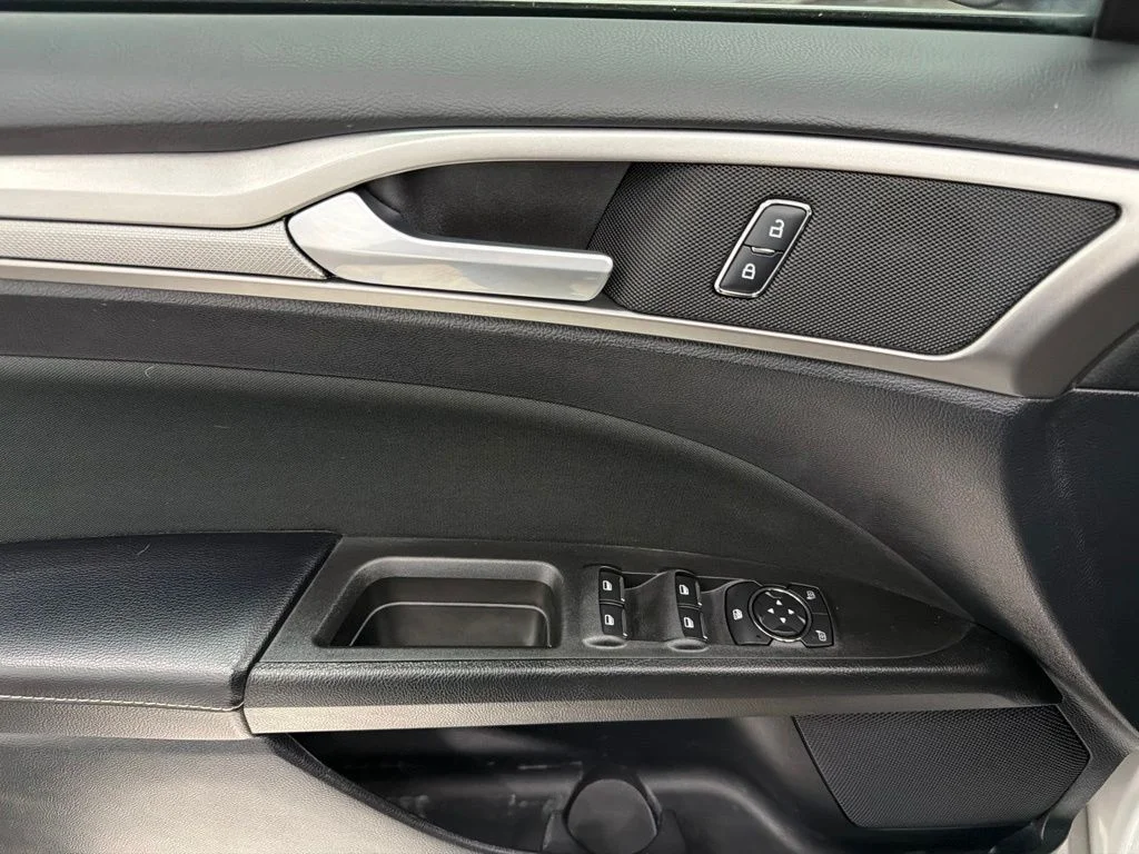 Used 2019 Silver Ford SE image 21
