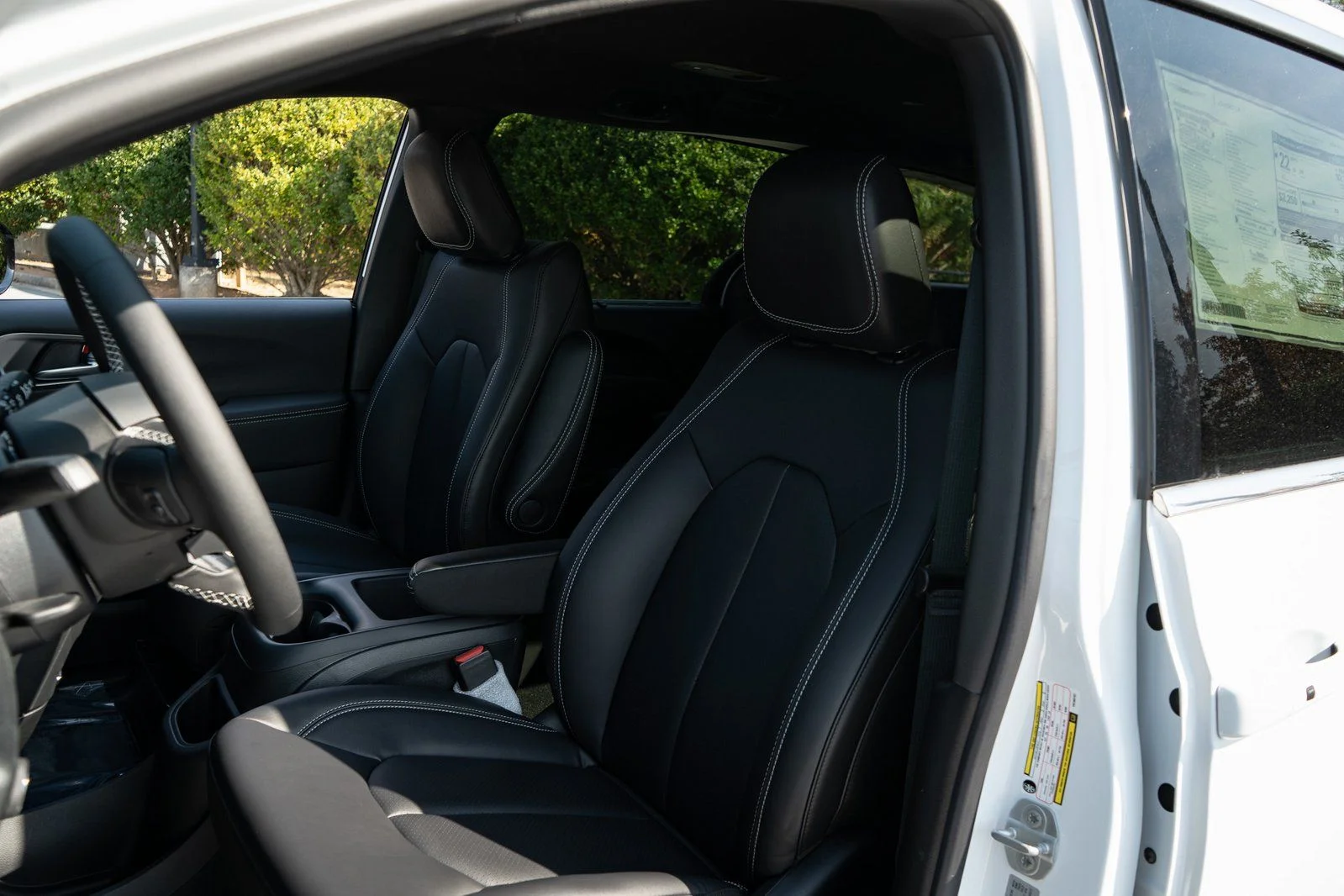 New 2026 Bright White Clear-Coat Exterior Paint Chrysler LX image 15