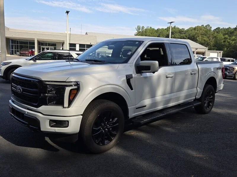 Used 2025 Space White Metallic Ford LARIAT image 3