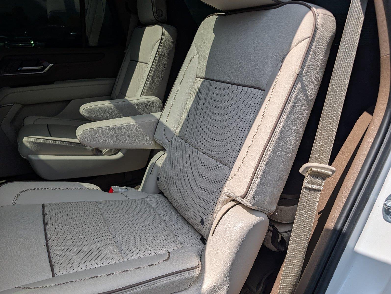 Used 2025 White Frost Tricoat GMC Denali image 30