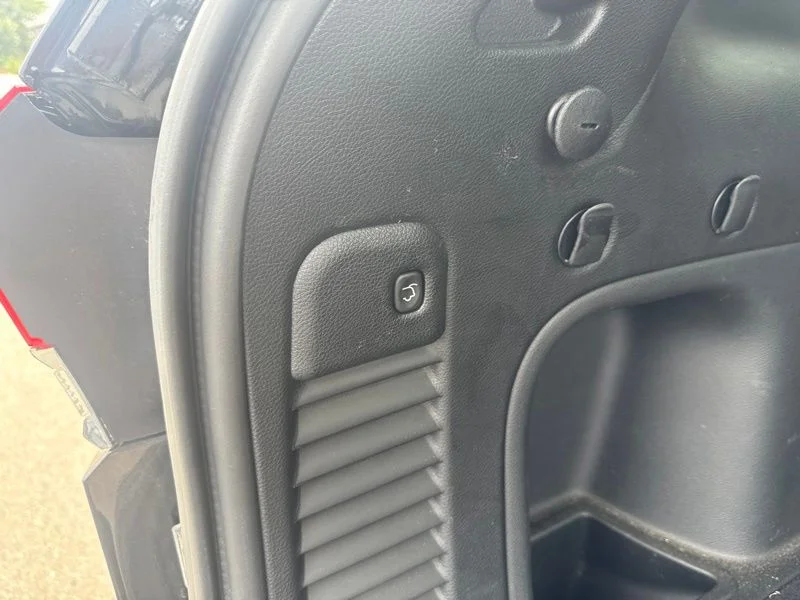 Used 2022 Black Jeep Laredo E image 7