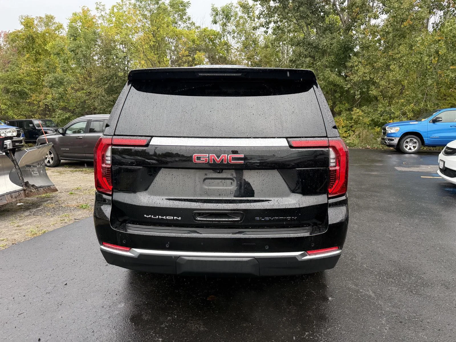 Used 2025 Onyx Black GMC Elevation image 12