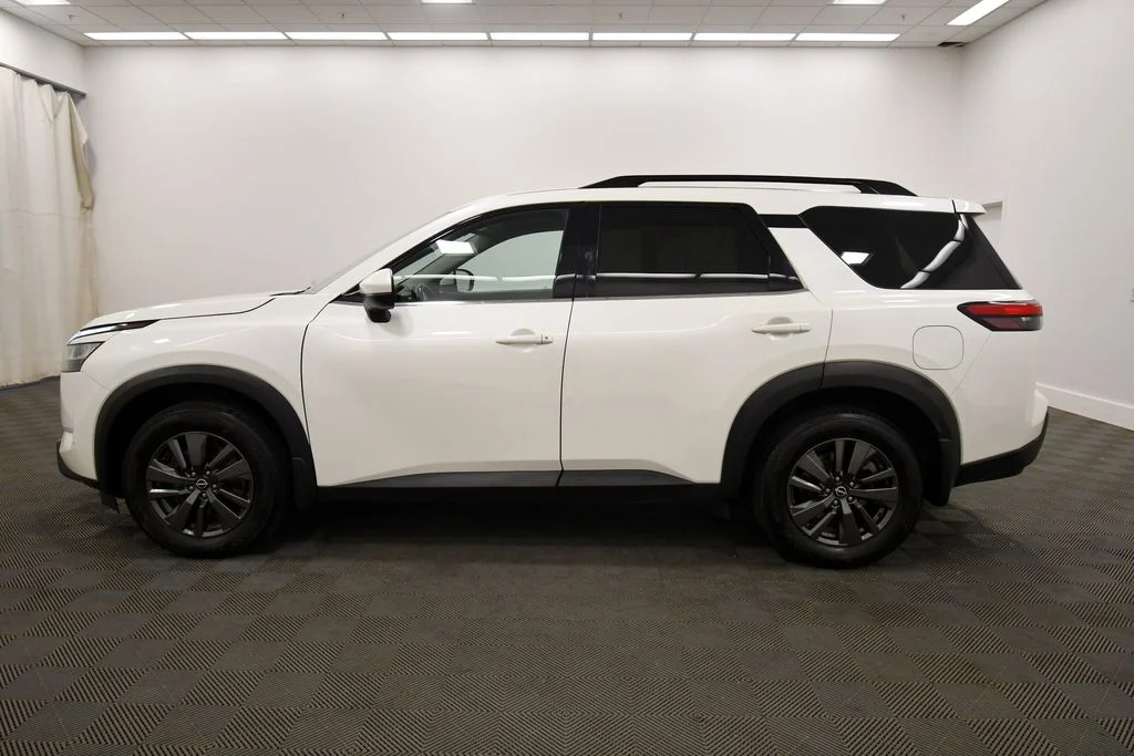 Used 2022 White Nissan SV image 4