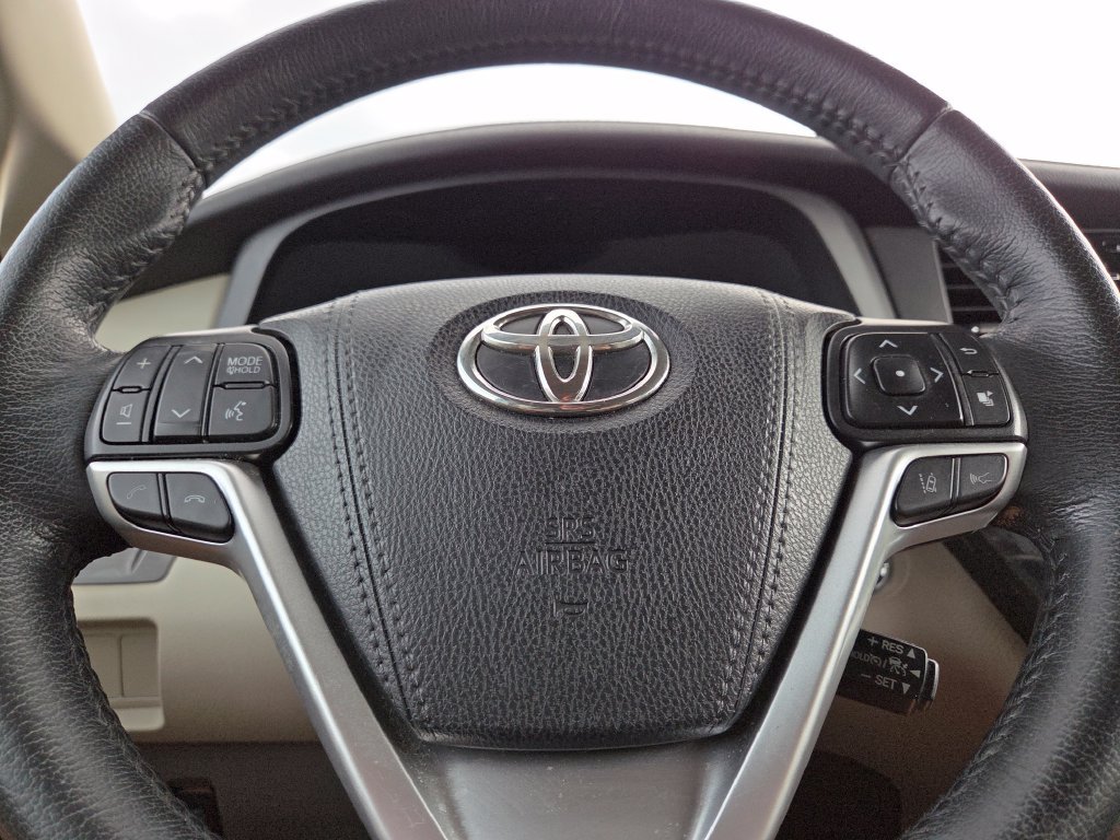 Used 2020 Black Toyota XLE Premium image 22