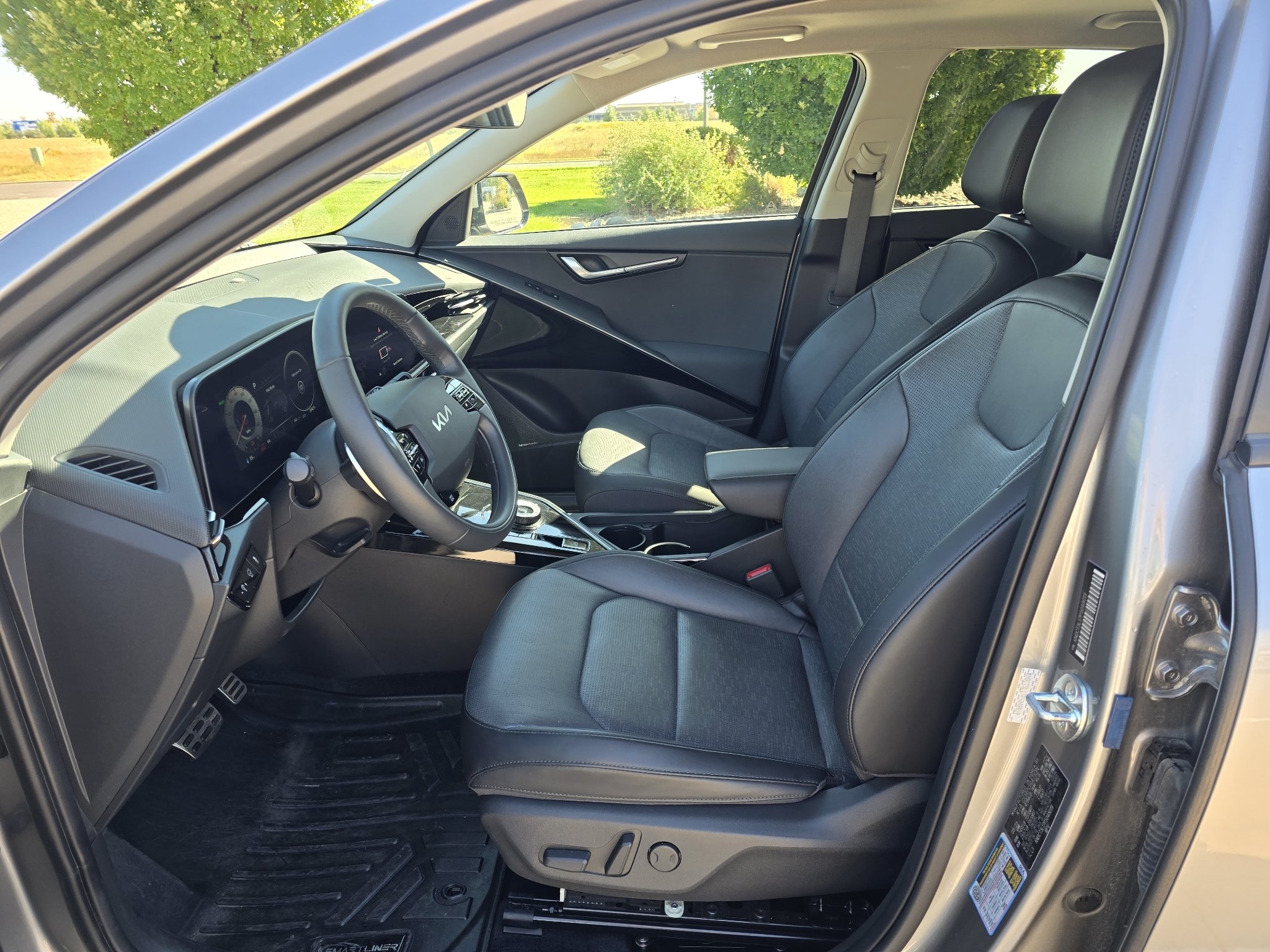 Used 2023 Steel Gray Kia Wave image 11