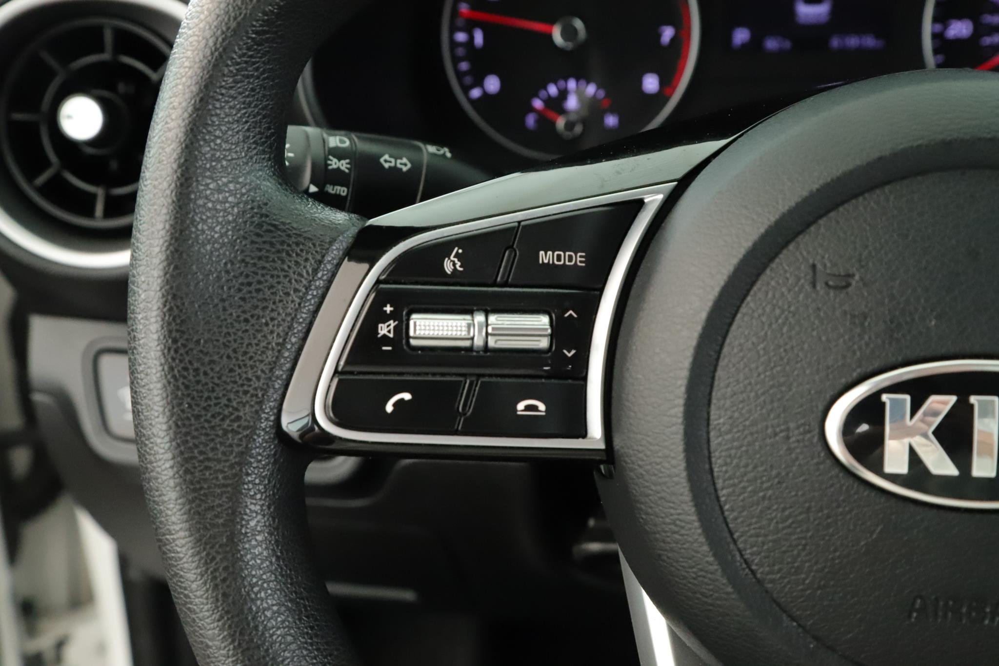 Used 2021 Snow White Pearl Kia LXS IVT image 9