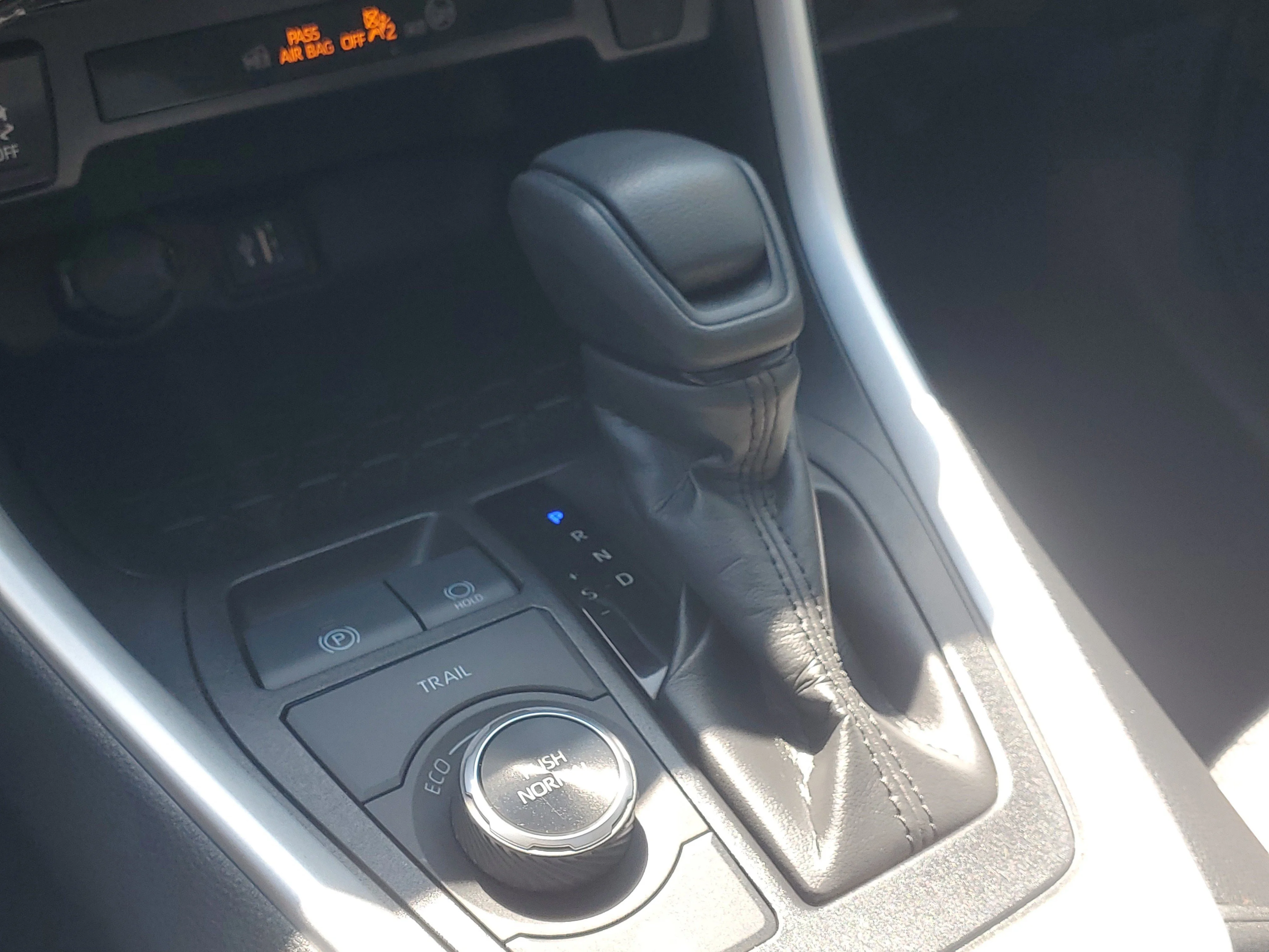 Used 2024 Ice Toyota Hybrid XLE image 31
