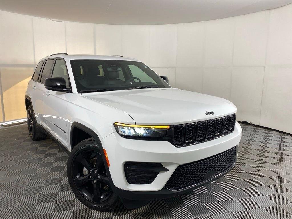 Used 2024 Bright White Clearcoat Jeep Altitude X image 3