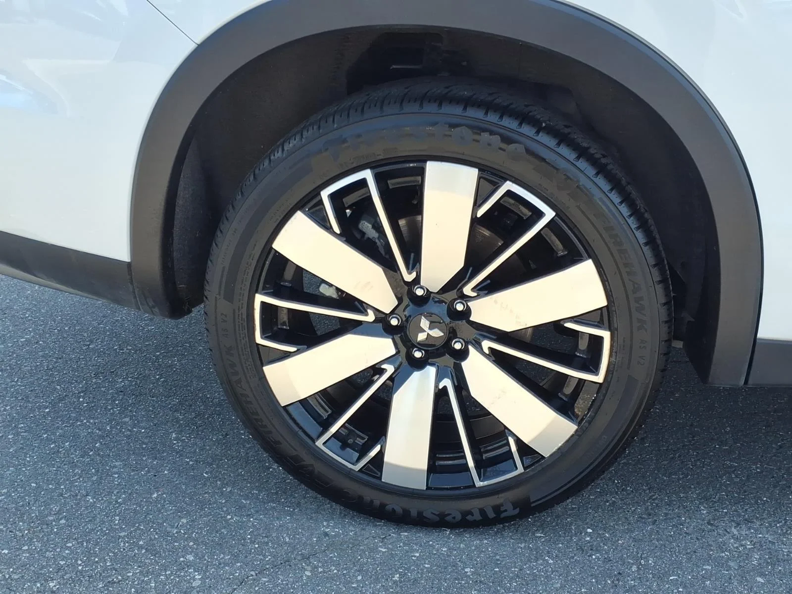 Used 2025  Mitsubishi SE image 11