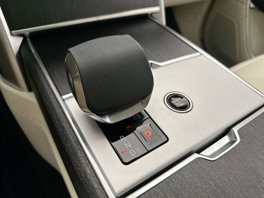 Used 2024  Land Rover SE image 17