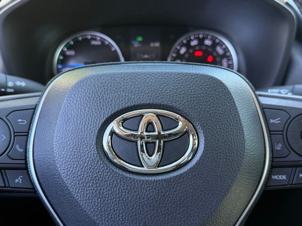 Used 2021 White Toyota XLE Premium image 27