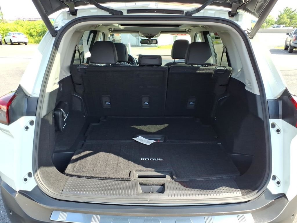 Used 2023 Pearl White Nissan SL premium w/heated leather seats & pano roof image 34