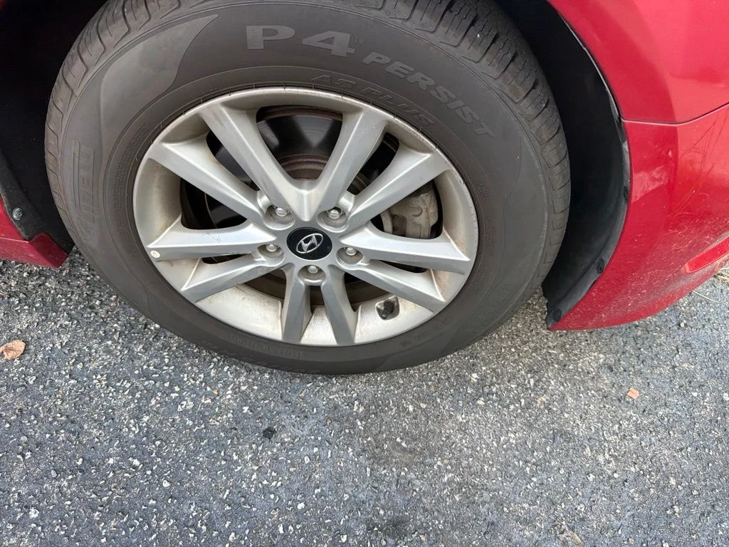 Used 2017 Red Hyundai Base image 7