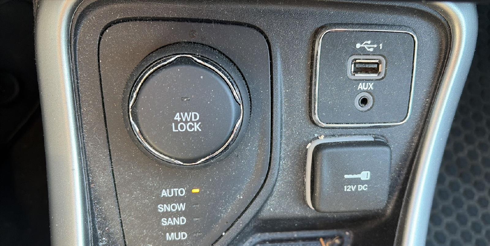 Used 2020 Laser Blue Pearlcoat Jeep Latitude image 19