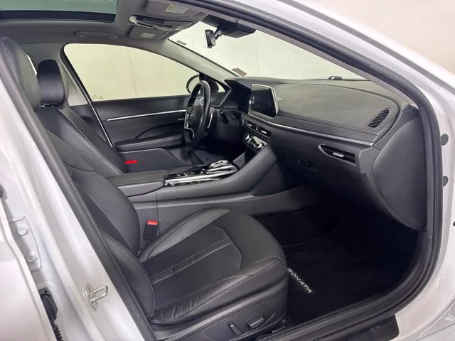 Used 2020 Quartz Hyundai Limited image 4