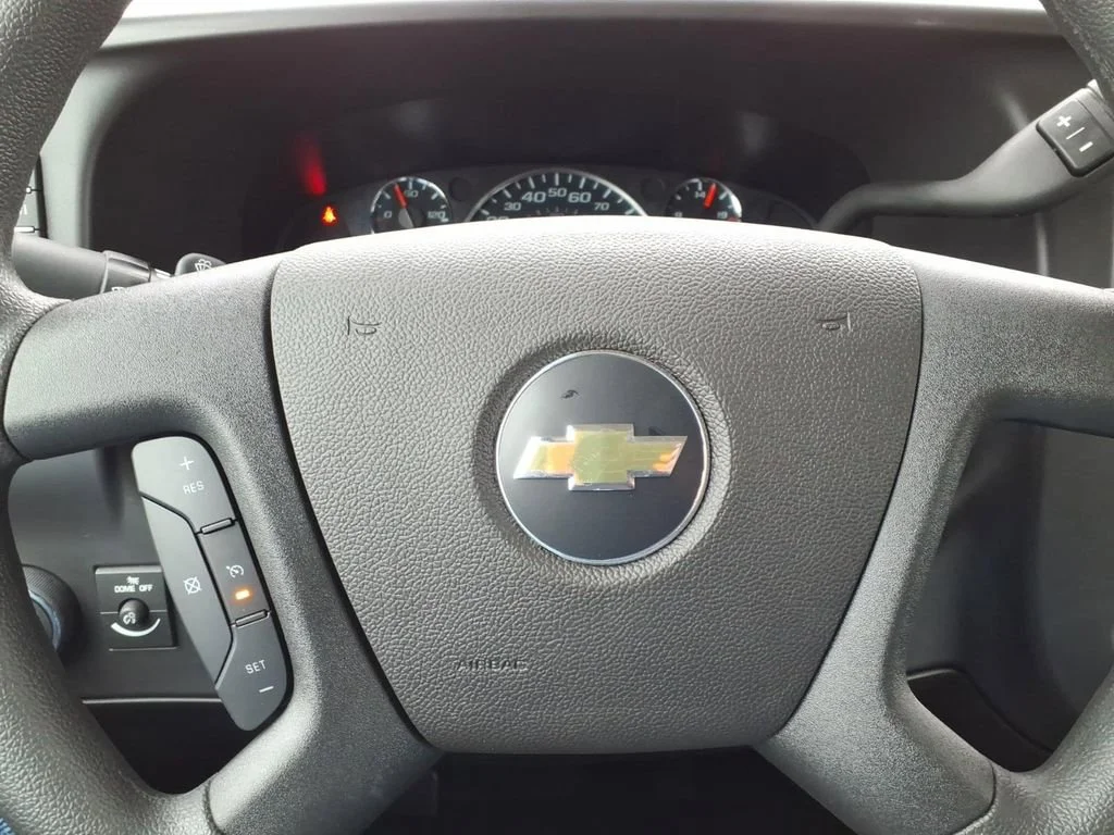 New 2025 Summit White Chevrolet 1WT image 23