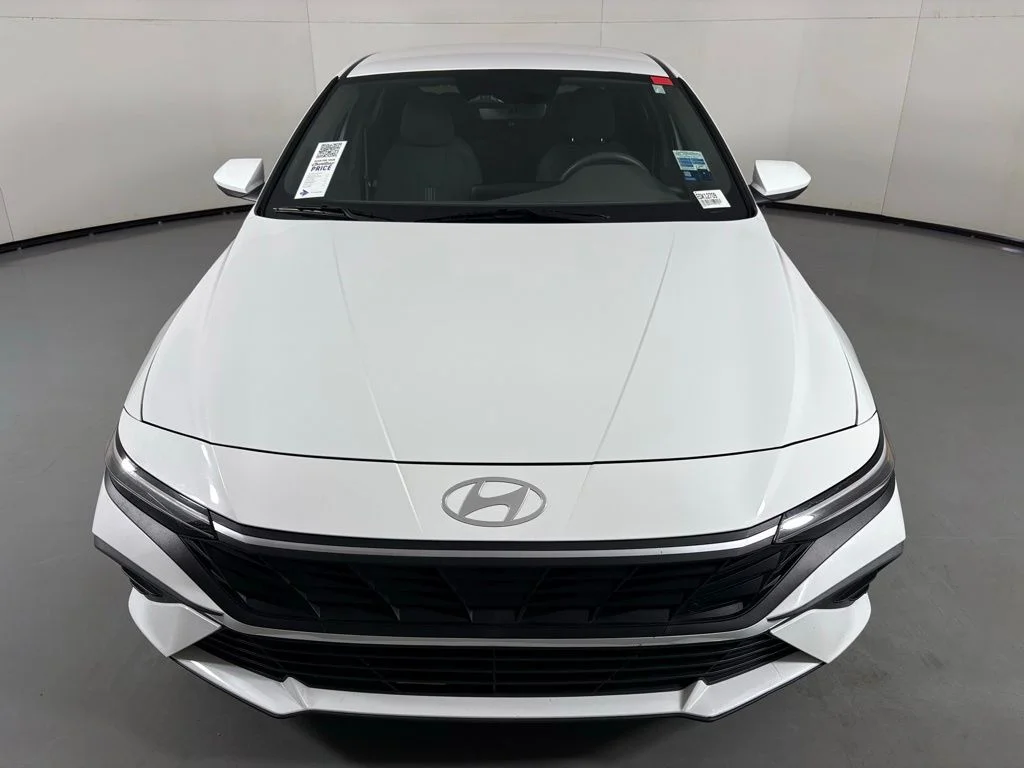 Used 2024 White Hyundai SEL image 3