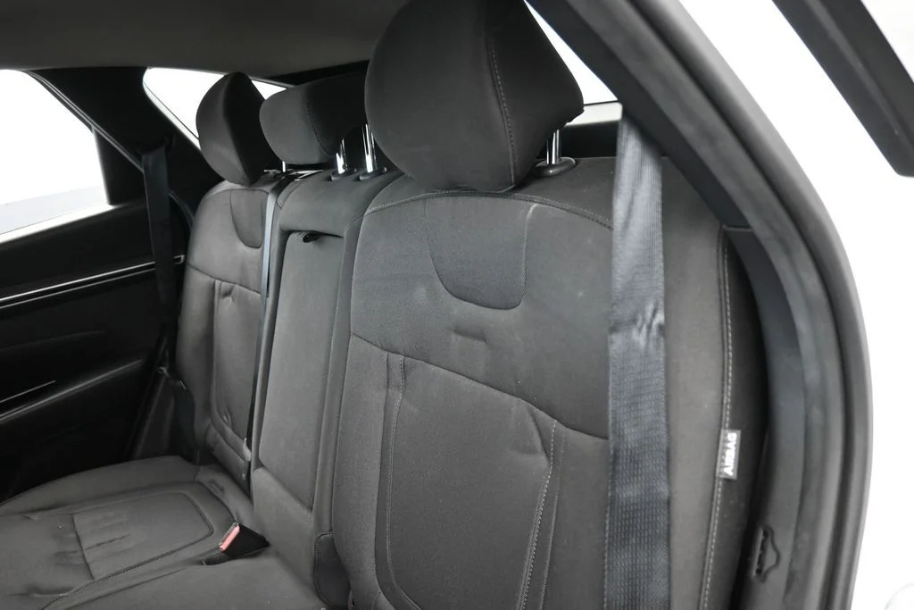 Used 2024 White Pearl Hyundai SE image 28