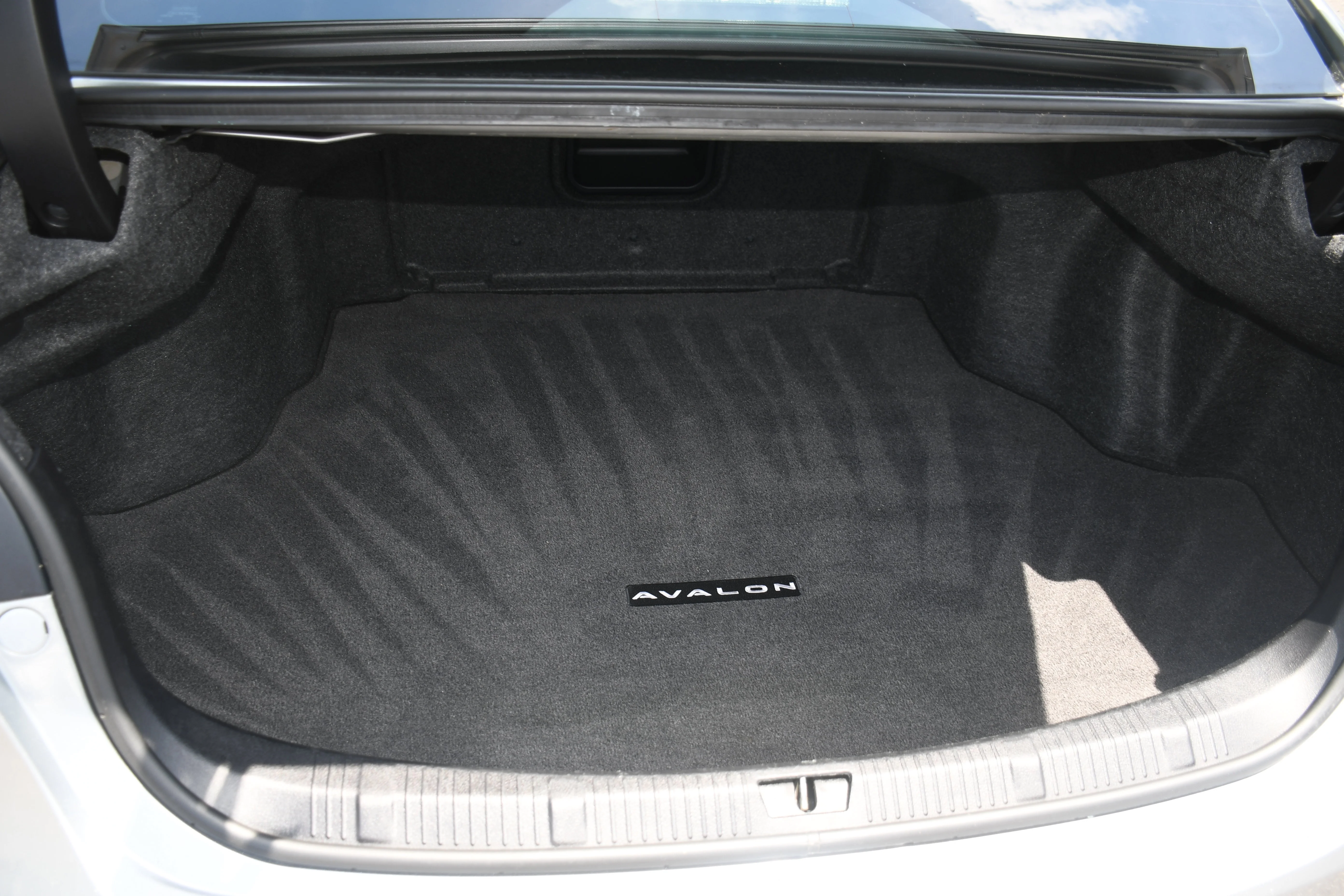 Used 2018 Silver Toyota XLE image 17