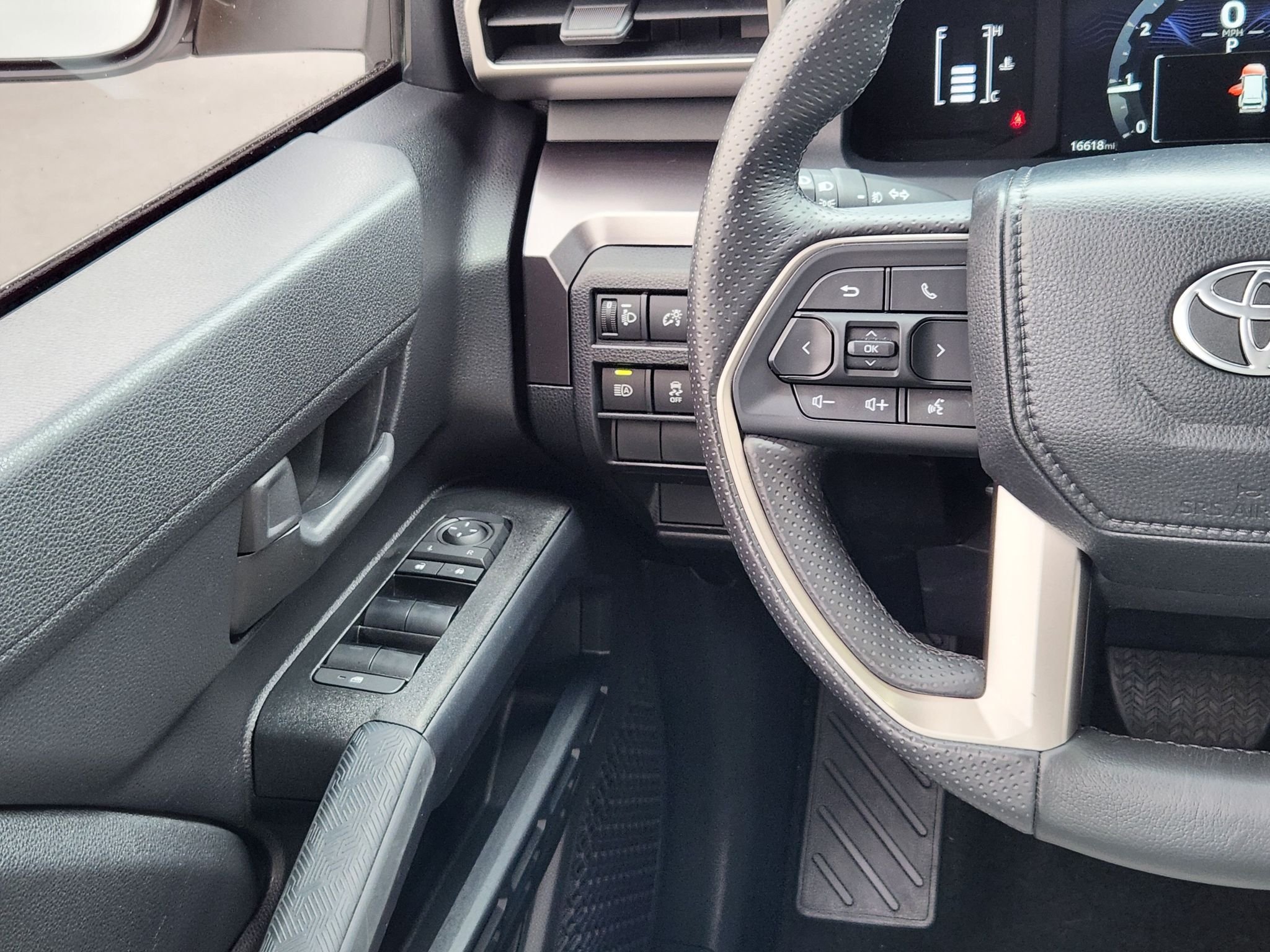 Used 2025 Ice Cap Toyota SR5 image 31