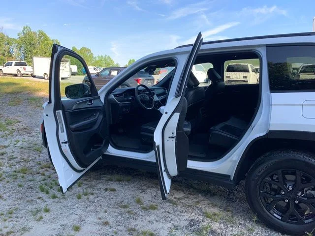 Used 2025 White Jeep Altitude image 17